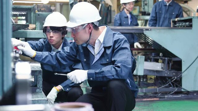 工場で働く技術者