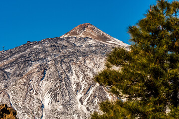 Pico del volc&aacute;n del Teide nevado.