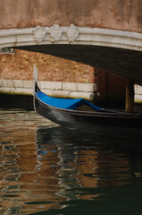 Fototapeta na wymiar barque gondole sur un canal à Venise dans un jeu de lumière
