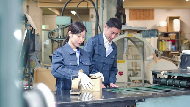 物流センターで配送業務をする作業員