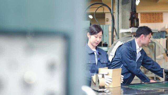 物流センターで配送業務をする作業員