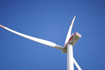 Windrad zur Erzeugung von Strom erneuerbare Energien saubere Stromversorgung Umweltschutz 