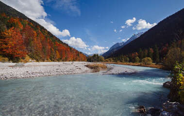 Herbststimmung am Gebirgsfluss Rißbach im Rißtal in den Tiroler Alpen mit Blick auf Kiesbänke im...