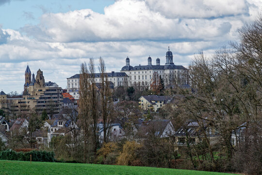 Bensberg , Blick auf das alte und das neue Schloss vom Wanderweg Bensberger Schlossweg  aus.