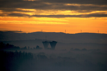 Levé de soleil brumeux et orangé sur la Bresse et le Revermont dans l'Ain, avec les deux tours de Corgenon © Sam_Explore