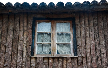 Casa de madera con ventana y cortina Camino de santiago