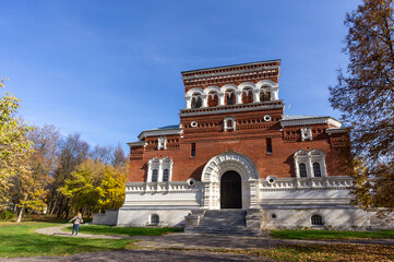 Obraz premium St. George's Cathedral (now the Crystal Museum) in the autumn Goose is a Crystal city.