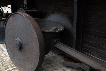 Relikt aus einer Eisengießerfabrik - Schwer Transportkübel auf Rädern zum Transport von geschmolzenen flüssigem Stahl oder Aluminium
