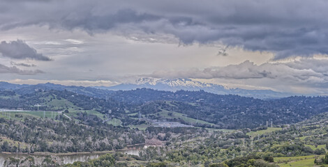Obraz premium Panorama of Mount Diablo Covered in Rare Snow Behind Tilden Regional Park on Overcast Day
