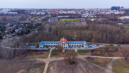 Budynek łaźni miejskiej na Wildzie w Poznaniu, widok z drona. 