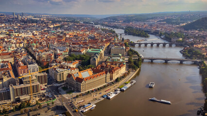 Widok na Wełtawę i Stare Miasto w Pradze.  - obrazy, fototapety, plakaty