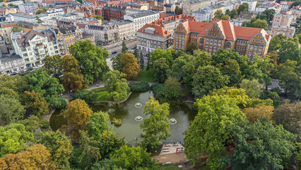 Widok na staw w Parku Wilsona w Poznaniu. 