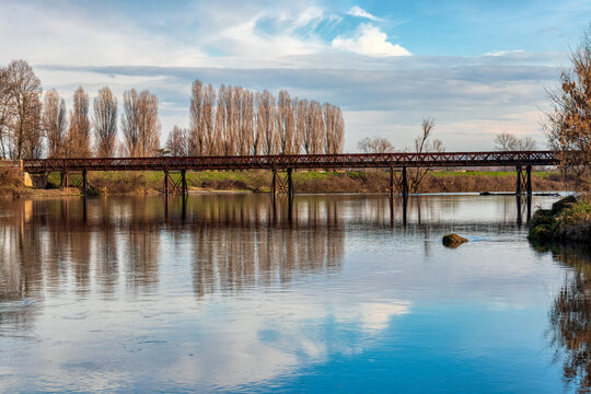 ponte in ferro sul fiume Oglio