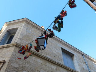 Chaussures décoratives d'une rue de Montpellier, Occitanie
