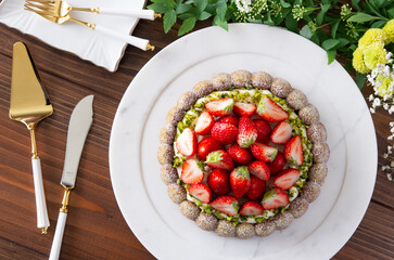 たっぷりの苺とピスタチオのホールケーキ（真俯瞰）