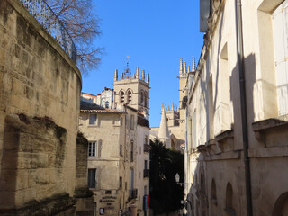 Rue vers la cathédrale Saint-Pierre à Montpellier, Occitanie