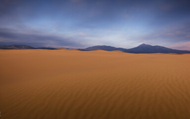 Fototapeta na wymiar 砂漠、砂の小山