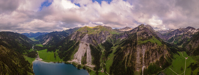 Berge in Tirol Österreich Lanschaft mit See