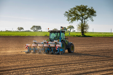 Travail de la terre dans les champs de france au printemps.