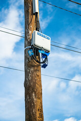 Poteau téléphonique en bois avec boitier de raccordement à la fibre optique ou PBO (point de...
