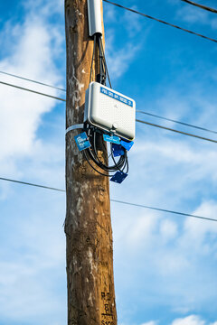 Poteau t&eacute;l&eacute;phonique en bois avec boitier de raccordement &agrave; la fibre optique ou PBO (point de branchement optique)
