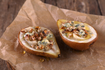 Pear with blue cheese, nuts and honey