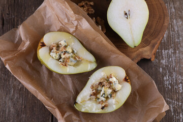 Pear with blue cheese, nuts and honey