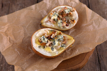 Pear with blue cheese, nuts and honey