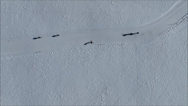 Wintersport im Schnee. Langl&auml;ufer und Skater im Winter in Bayern