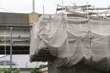 陸橋の補修工事　工事現場　カバーシート	
