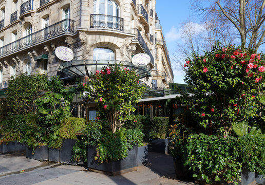 The cafe La Closerie des Lilas was where the intelligentsia hung out, Hemingway used to write here, the poet Baudelaire , the impressionist Claude Monet were regulars...