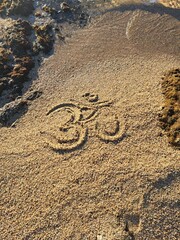 Fototapeta na wymiar dessin de OHM sur la plage