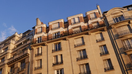 Fototapeta na wymiar Façade de batiments parisiens, gothiques et anciens, plus ou moins éclairés par le Soleil, de belles habitations et d'immeubles, zone urbaine magnifique par l'éclairage du soleil, ombre