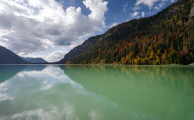 Alpiner Stausee Sylvensteinspeicher mit grünen Wasser an einem kalten Herbst Tag und wolkigen...