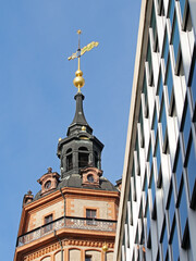 Blick nach oben auf Fassaden und die Nikolaikirche. Leipzig, Sachsen, Deutschland
