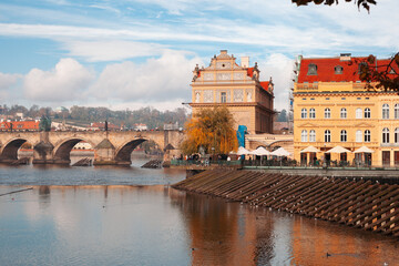 La bellezza e il fascino della città storica di Praga. Dalle torri gotiche della Cattedrale di San Vito alle case colorate lungo il fiume Moldava, ogni immagine racconta la storia del ricco patrimonio