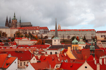 La bellezza e il fascino della città storica di Praga. Dalle torri gotiche della Cattedrale di San...