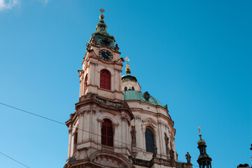Fototapeta na wymiar La bellezza e il fascino della città storica di Praga. Dalle torri gotiche della Cattedrale di San Vito alle case colorate lungo il fiume Moldava, ogni immagine racconta la storia del ricco patrimonio
