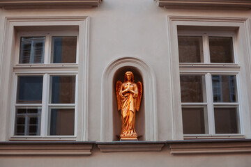 La bellezza e il fascino della città storica di Praga. Dalle torri gotiche della Cattedrale di San Vito alle case colorate lungo il fiume Moldava, ogni immagine racconta la storia del ricco patrimonio
