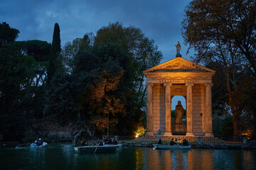 Asklepios Tempel in Rom im Park der Villa Borghese bei wundervoller Abendstimmung, Italien