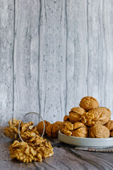 Nozes frescas espalhadas e empilhadas sobre fundo de madeira