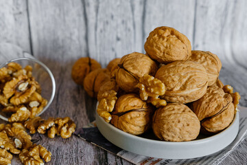 Nozes empilhadas sobre fundo de madeira