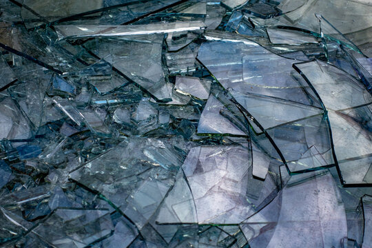 Gebrochene Flachglasscheiben im Recycling Container