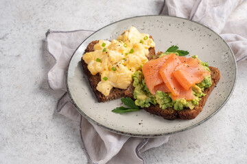 Scrambled eggs with smoked salmon and whole wheat toast