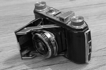Altes Fotoapparat schwarz-weiß in Nahaufnahme