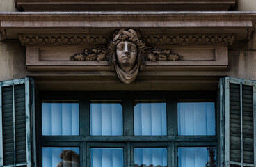 busto masculino en la ventana