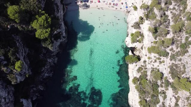 Cala Macarelleta ubicada en el sur de Menorca, Islas Baleares, es probablemente una de las playas mas bonitas de Espa&ntilde;a, que destaca por su agua transparente de color turquesa.
