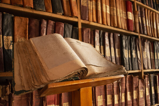 Libro antiguo en un centro hist&oacute;rico de Colombia 