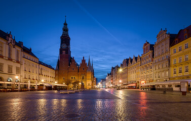 Fototapeta na wymiar Market square in Wroclaw with buildings, tower of the old town hall and city lights during evening
