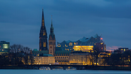Fototapeta na wymiar Schöne Blick auf Rathaus, Elbphilharmonie und Lombardbrücke in Hamburg, Deutschland